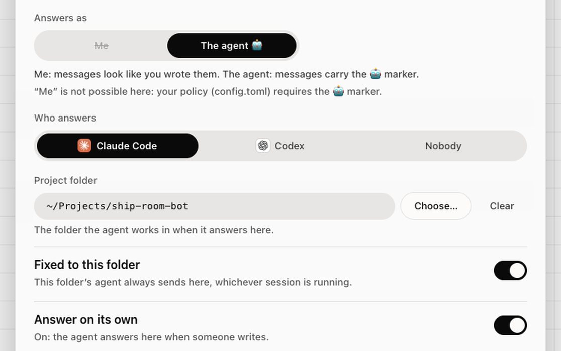 Réglages de la conversation Ship Room (interface en anglais) : « Answers as » sur « The agent 🤖 », « Me » barré car la politique exige le marqueur, Claude Code répond dans ~/Projects/ship-room-bot, « Answer on its own » activé