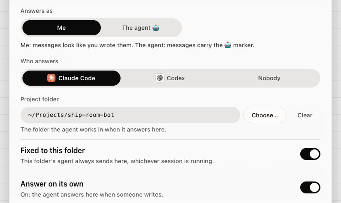 Réglages de la conversation Ship Room (interface en anglais) : « Answers as » sur « Me », Claude Code répond dans ~/Projects/ship-room-bot, « Answer on its own » activé
